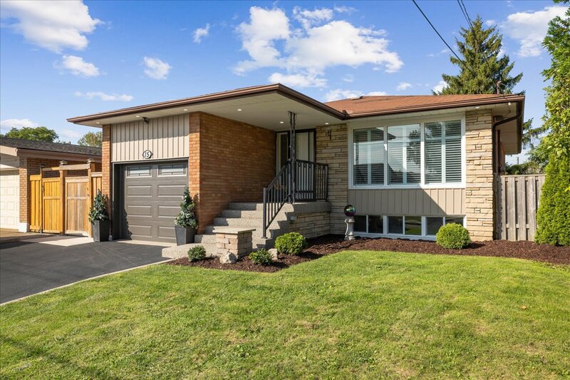 15 Purdy Cres, Hamilton